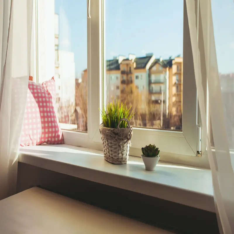 Parapet domowy w jasny dzień